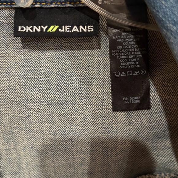 DKNY Jeans Fitted Denim Jacket • Cropped Jean Jacket • Size L 💙 - Picture 4 of 8